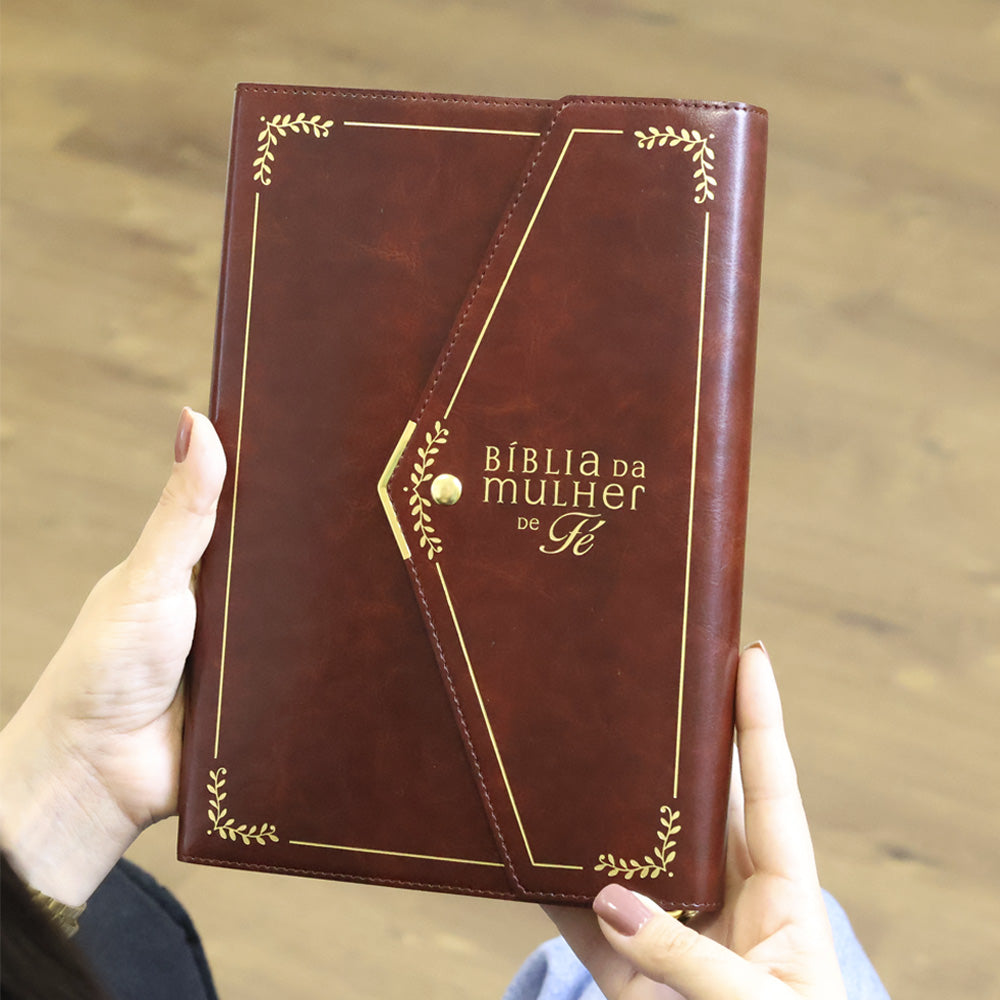 Bíblia da Mulher de Fé | NVI | Letra Grande | Courosoft Vinho Com Fechamento Carteira