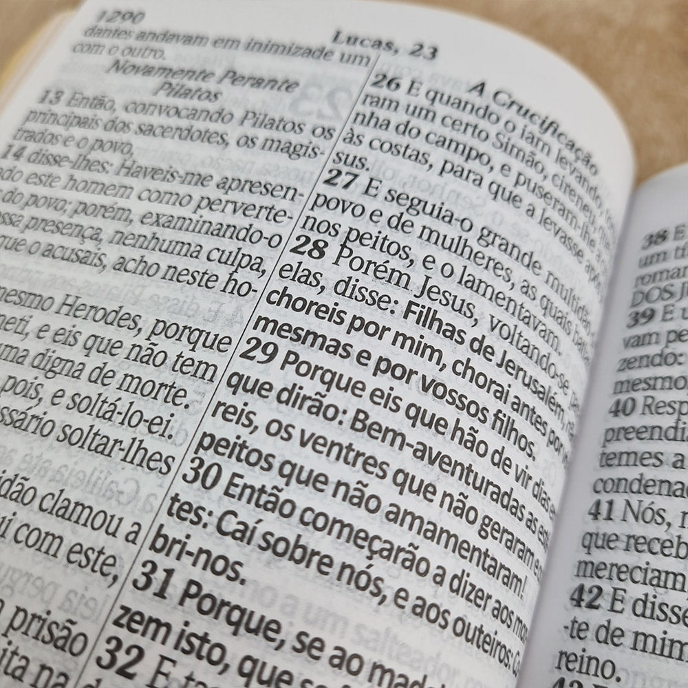 Bíblia Sagrada com Harpa Avivada e Corinhos | ARC | Letra Hipergigante | Capa Semiflexível Preta