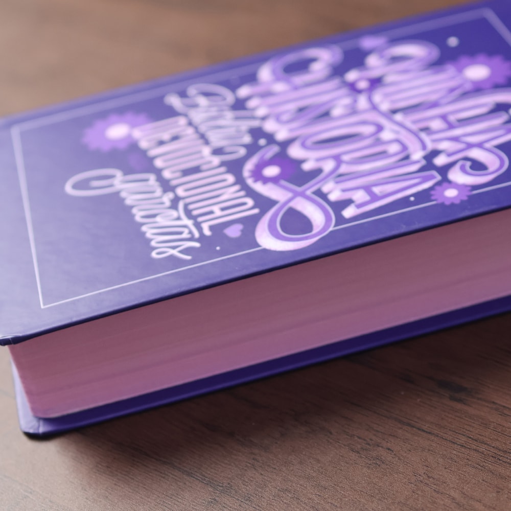 Bíblia Devocional Para Garotas | NVT | Letra Grande | Capa Dura Lettering