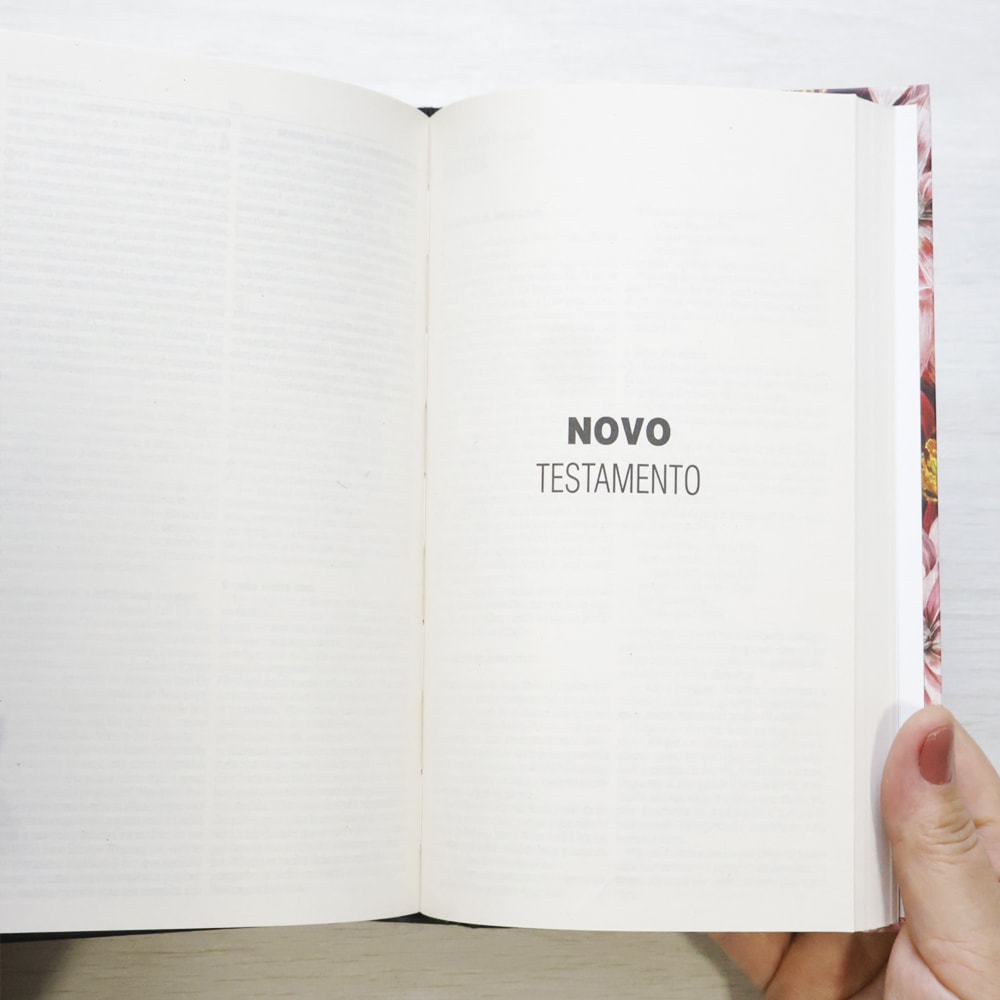Bíblia Sagrada Crisântemo | NAA | Letra Maior| Capa Dura