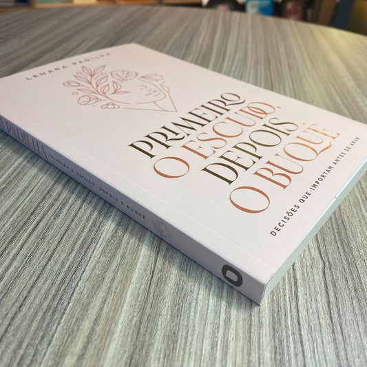 Primeiro O Escudo, Depois O Buque | Lenara Padilha