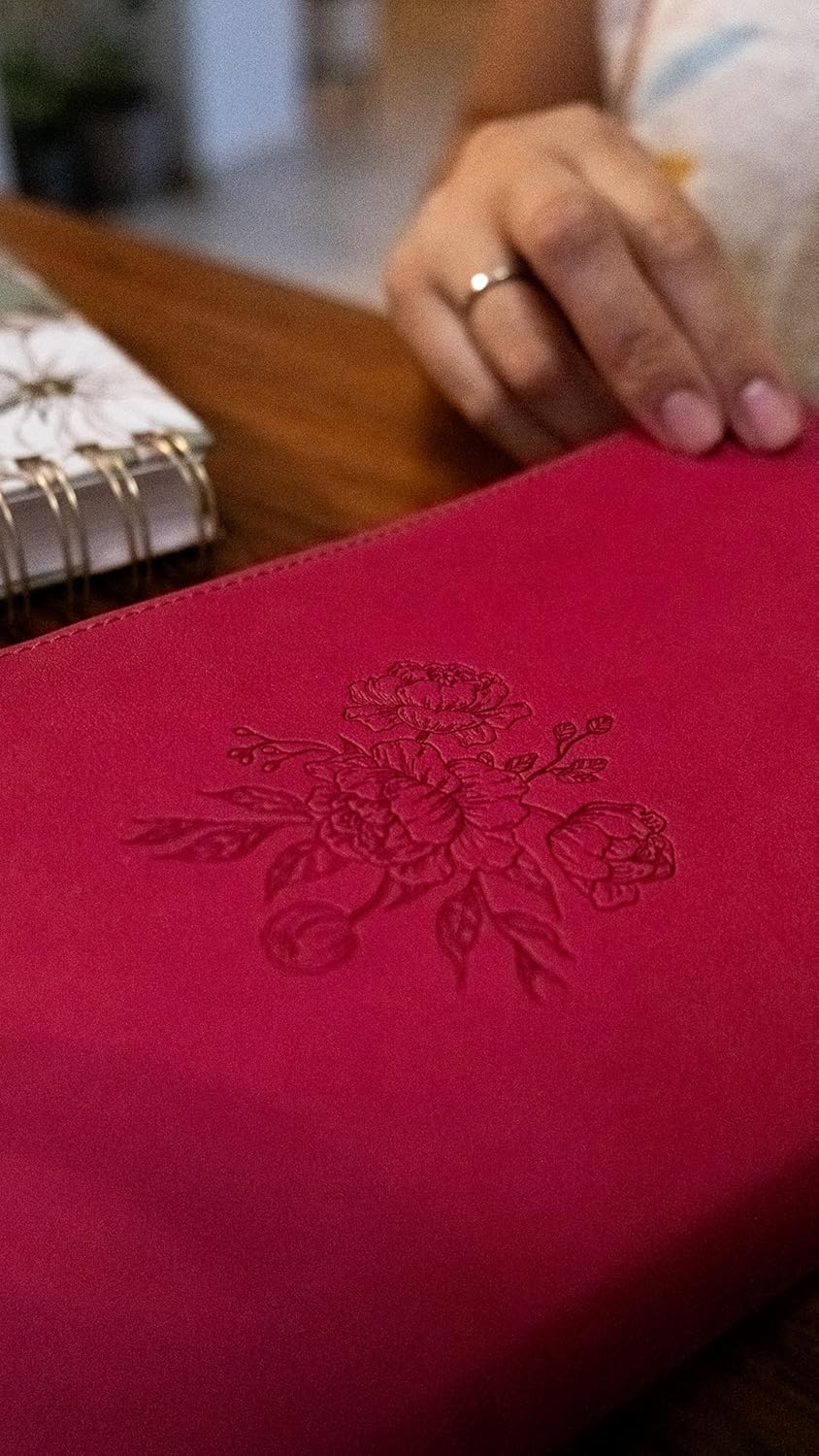 Santa Biblia | RVR60 | Mamá Ocupada | Leathersoft magenta | Palabras de Jesús en rojo | Comfort Print