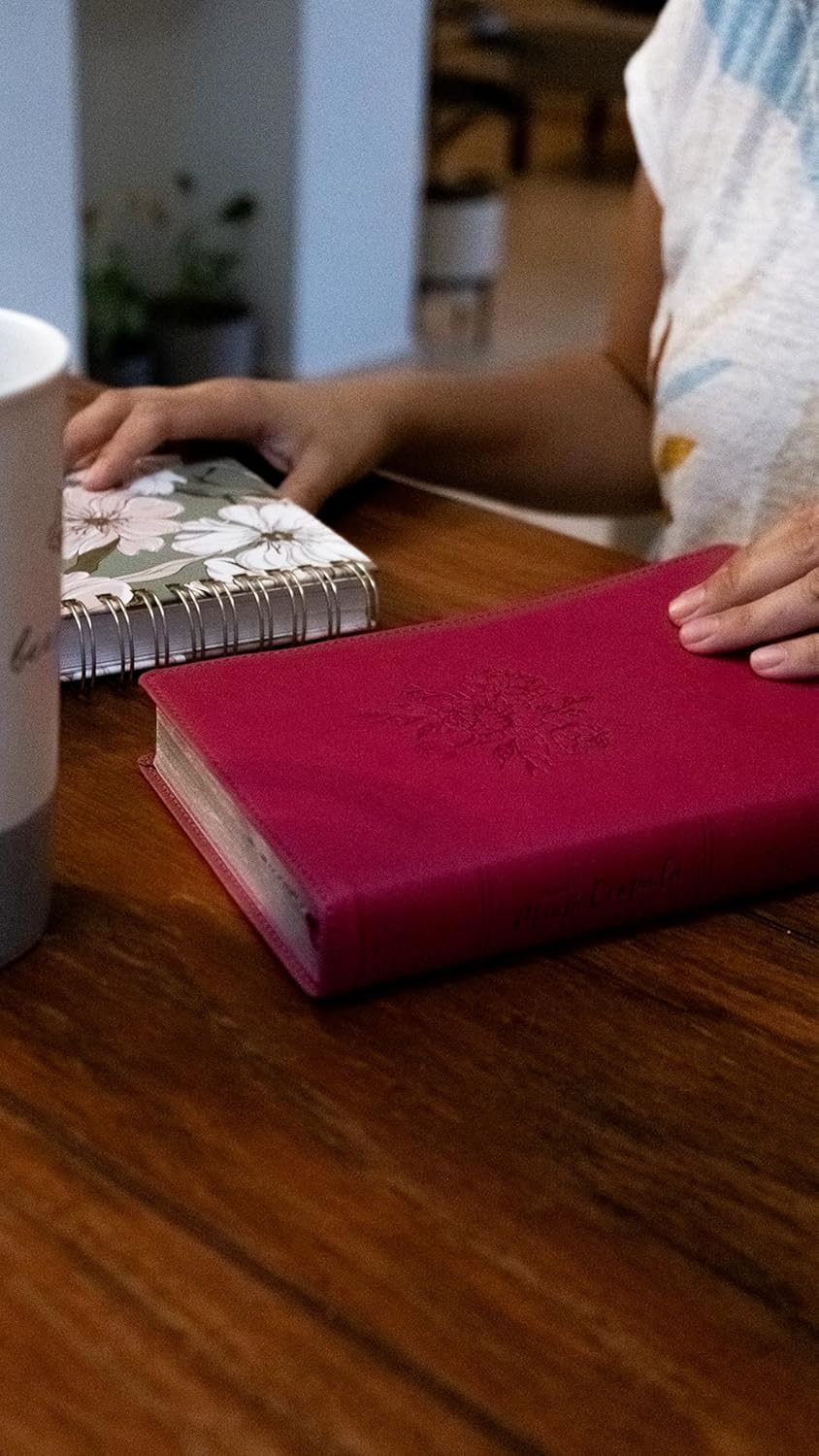 Santa Biblia | RVR60 | Mamá Ocupada | Leathersoft magenta | Palabras de Jesús en rojo | Comfort Print