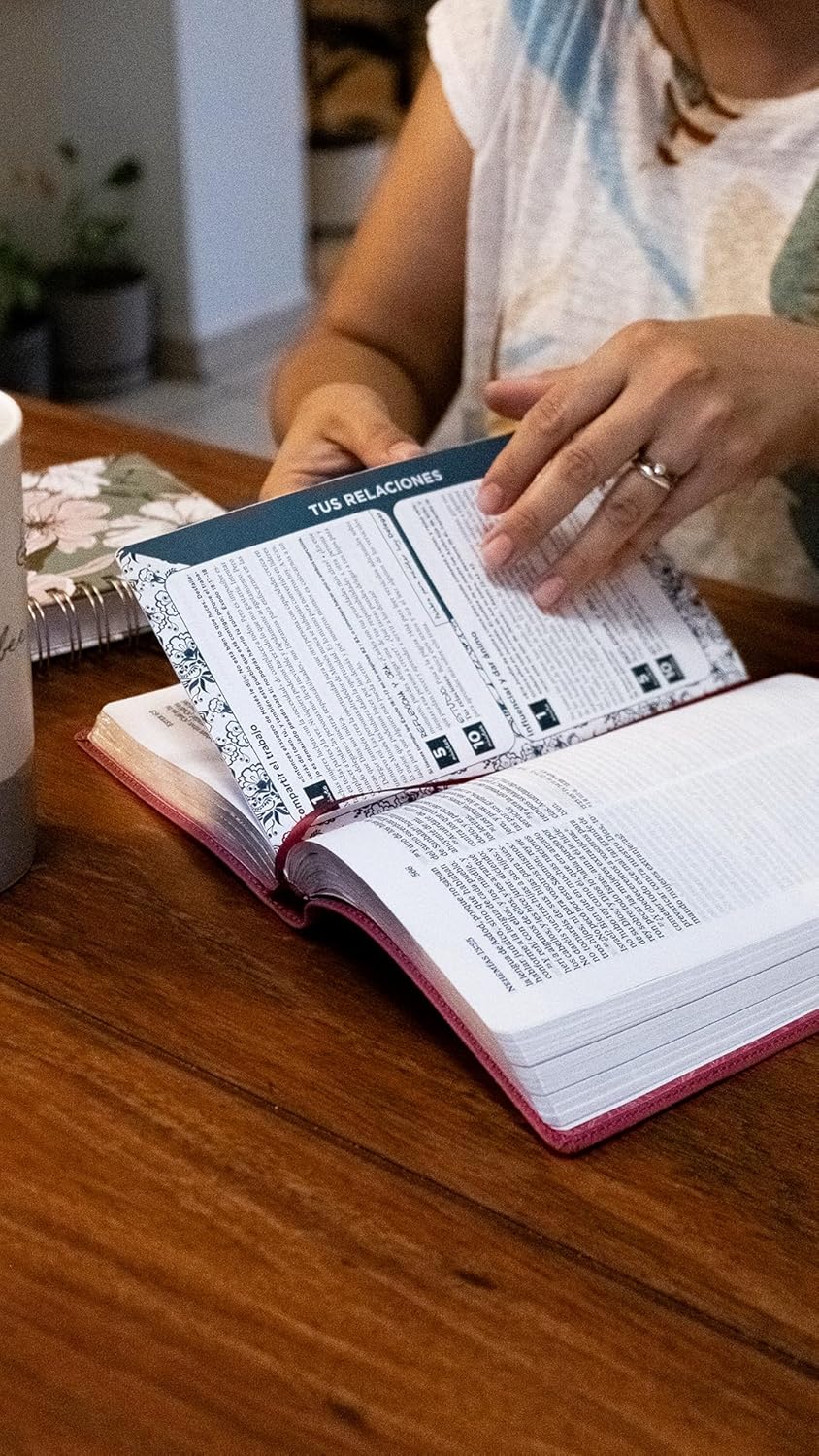 Santa Biblia | RVR60 | Mamá Ocupada | Leathersoft magenta | Palabras de Jesús en rojo | Comfort Print