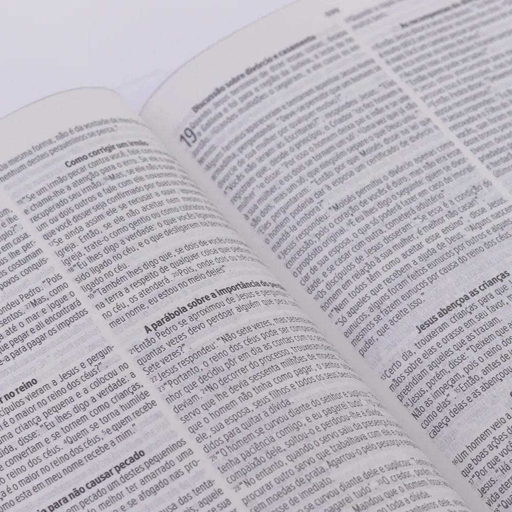 Bíblia Sagrada Ide por Todo o Mundo Slim | NVT | Letra Maior | Capa Luxo Preta e Dourada