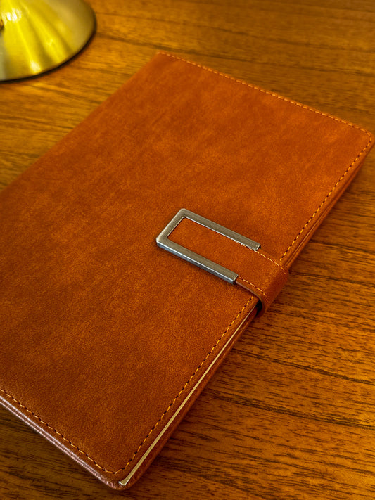 Cuaderno estilo Moleskini | Marrón caramelo | Cierre elegante | 100 hojas