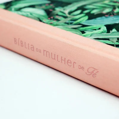 Bíblia Da Mulher De Fé | NVI | Letra Normal | Capa Dura Tecido Rosa e Folhagem