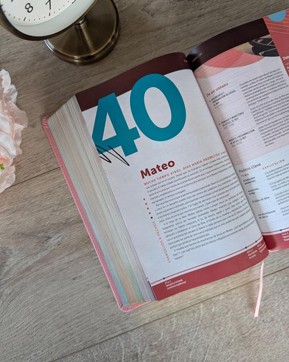 Biblia de Estudio del Diario Vivir para Jóvenes | NTV | Rosa pastel | SentiPiel con índice | Letra grande roja | Con Filament App