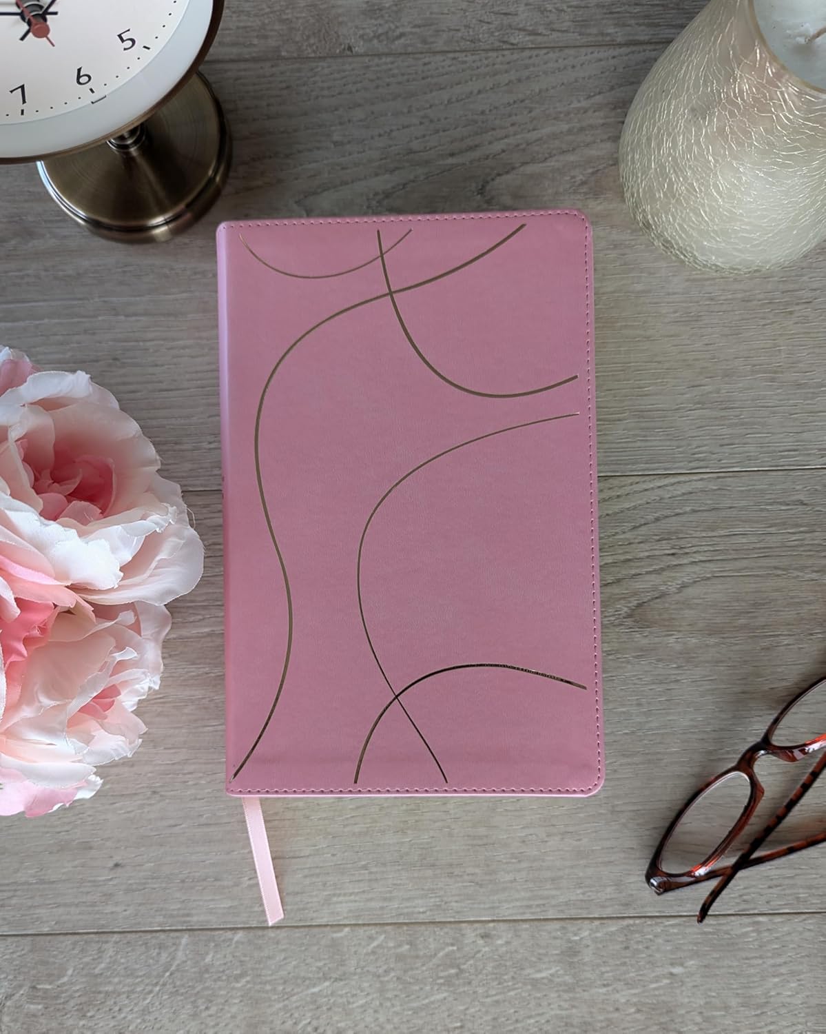 Biblia de Estudio del Diario Vivir para Jóvenes | NTV | Rosa pastel | SentiPiel con índice | Letra grande roja | Con Filament App