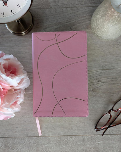 Biblia de Estudio del Diario Vivir para Jóvenes | NTV | Rosa pastel | SentiPiel con índice | Letra grande roja | Con Filament App