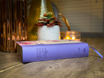 Biblia de Estudio para la Mujer | NVI | Leathersoft y tela lila | Comfort Print