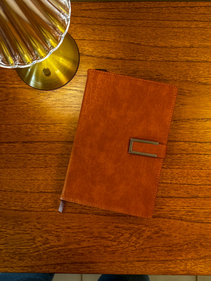 Cuaderno estilo Moleskini | Marrón caramelo | Cierre elegante | 100 hojas
