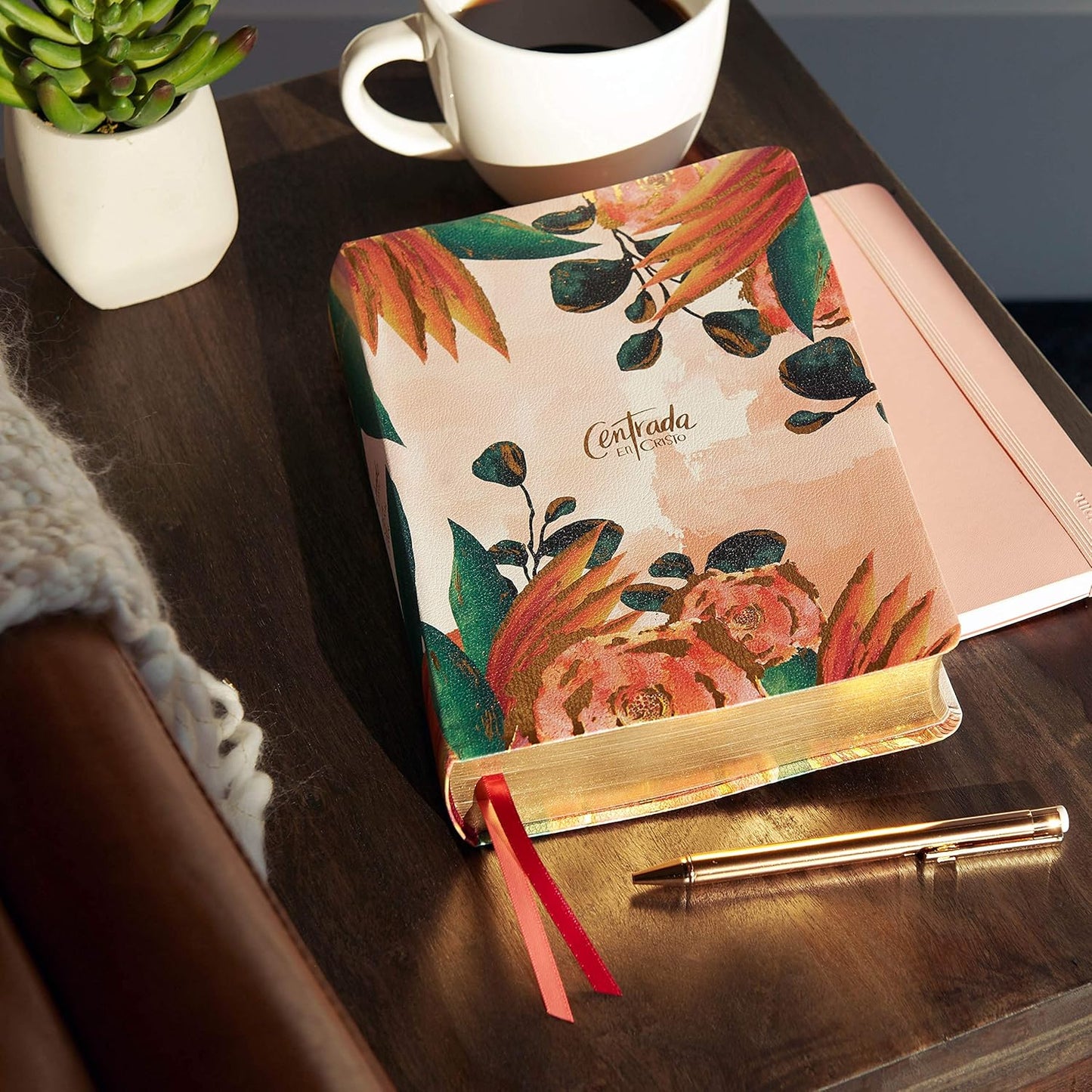 Biblia Devocional Centrada en Cristo | RVR 1960 | Floral símil piel con índice | 365 devocionales