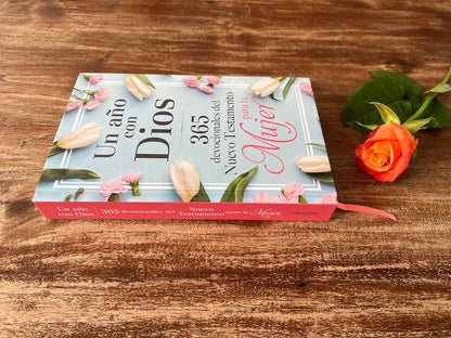 Un año con Dios en el Nuevo Testamento | 365 devocionales para la mujer