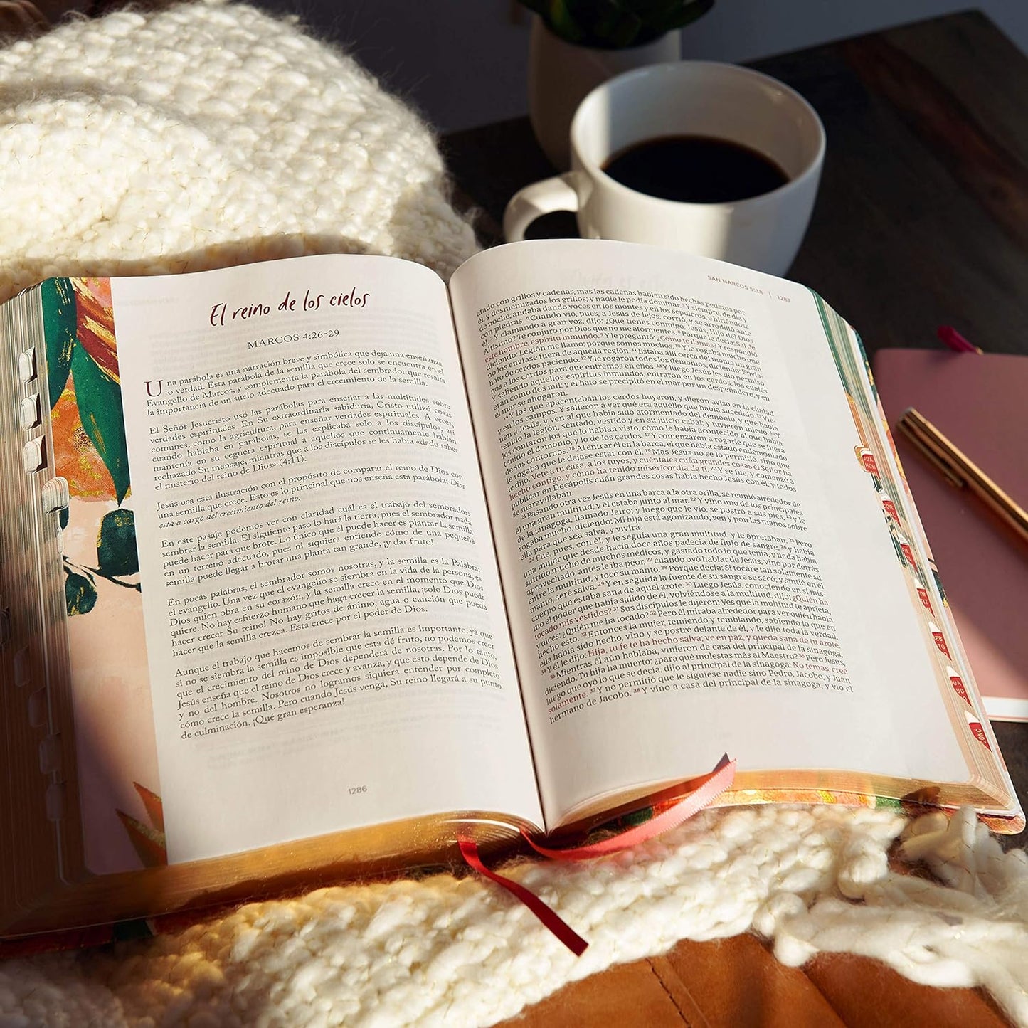 Biblia Devocional Centrada en Cristo | RVR 1960 | Floral símil piel con índice | 365 devocionales