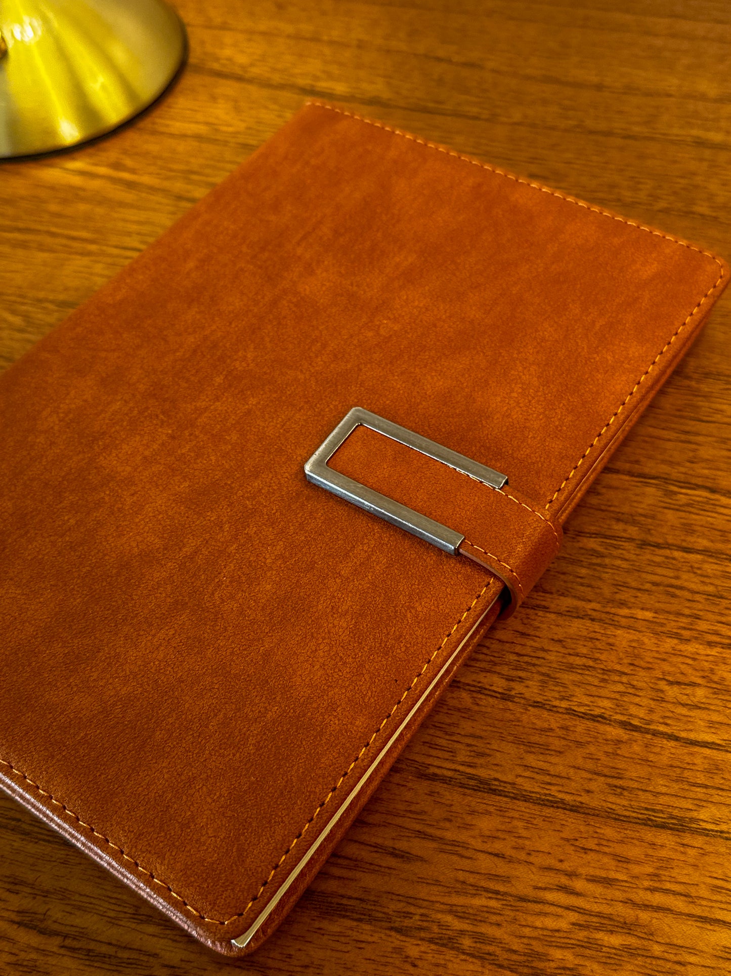 Cuaderno estilo Moleskini | Marrón caramelo | Cierre elegante | 100 hojas