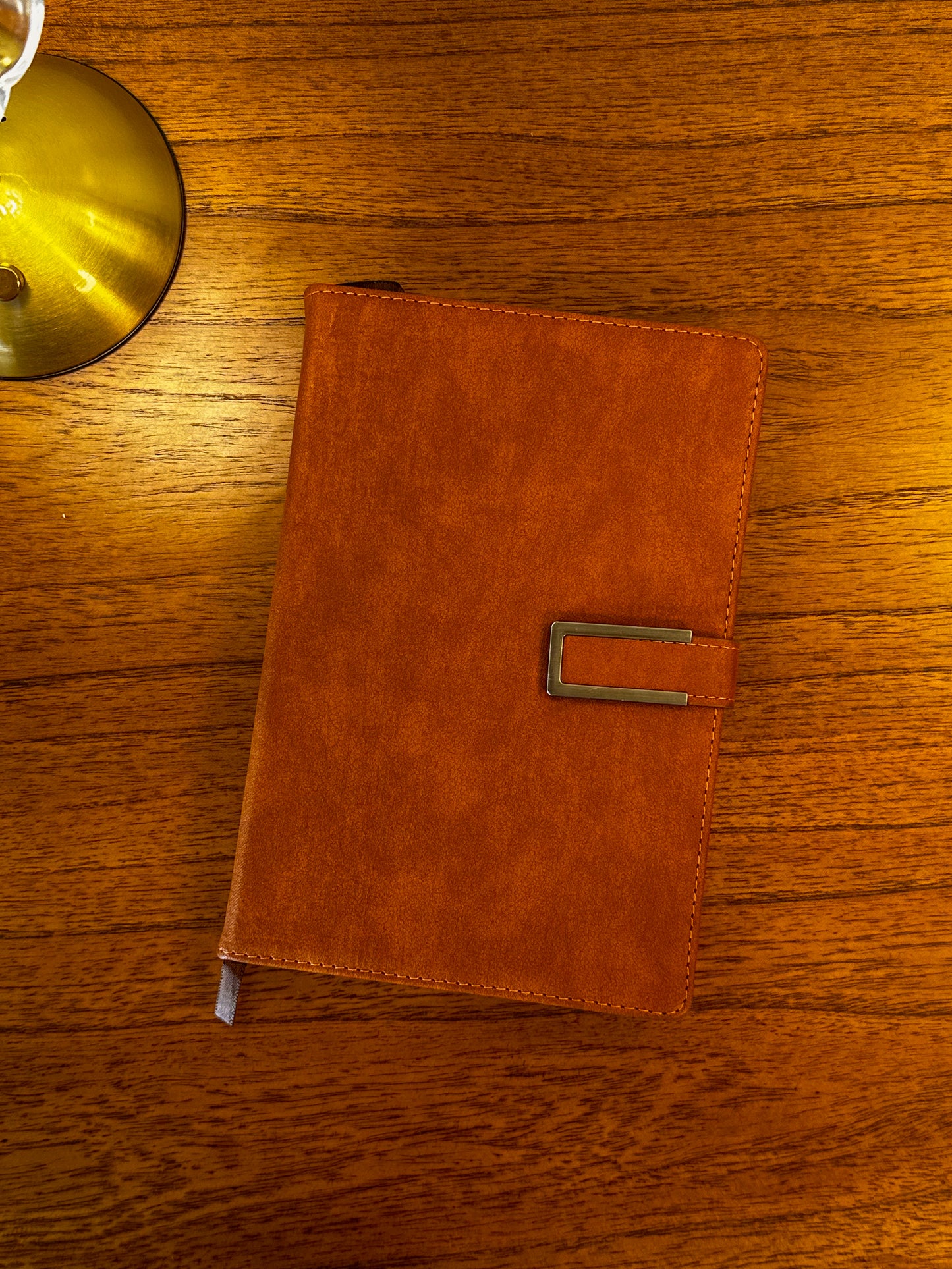Cuaderno estilo Moleskini | Marrón caramelo | Cierre elegante | 100 hojas