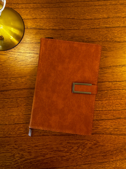 Cuaderno estilo Moleskini | Marrón caramelo | Cierre elegante | 100 hojas