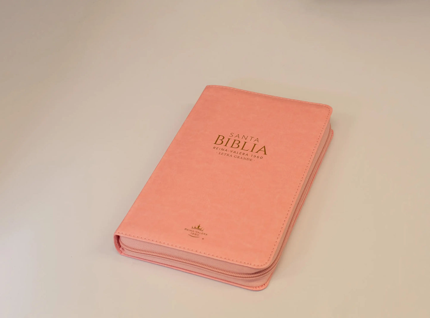 Biblia Reina Valera 1960 | Letra grande 12 pts | Tamaño manual | Imitación piel rosa claro | Con cierre